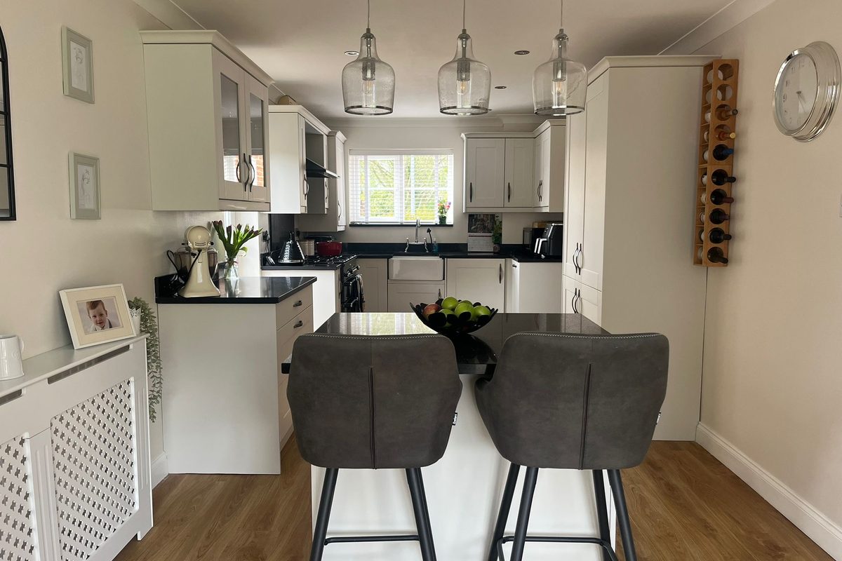 Clay matt shaker kitchen wrap