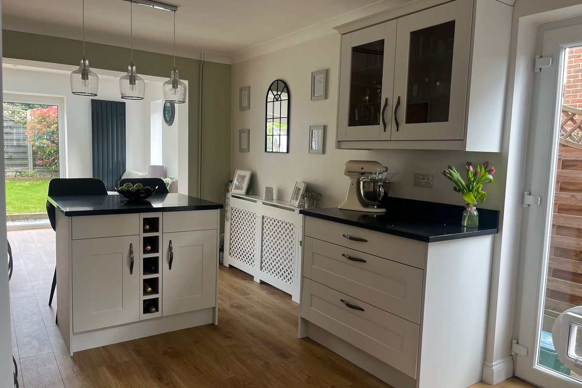Clay matt shaker kitchen wrap