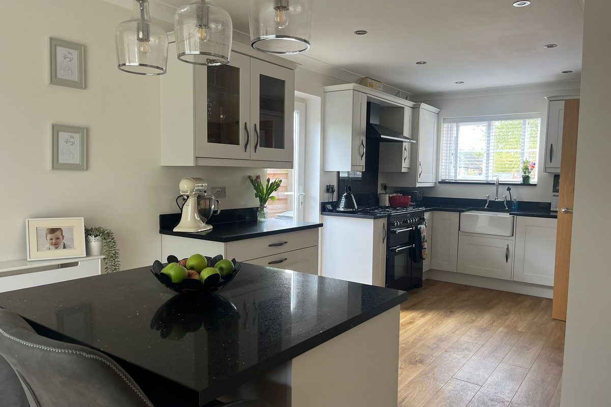 Clay matt shaker kitchen wrap
