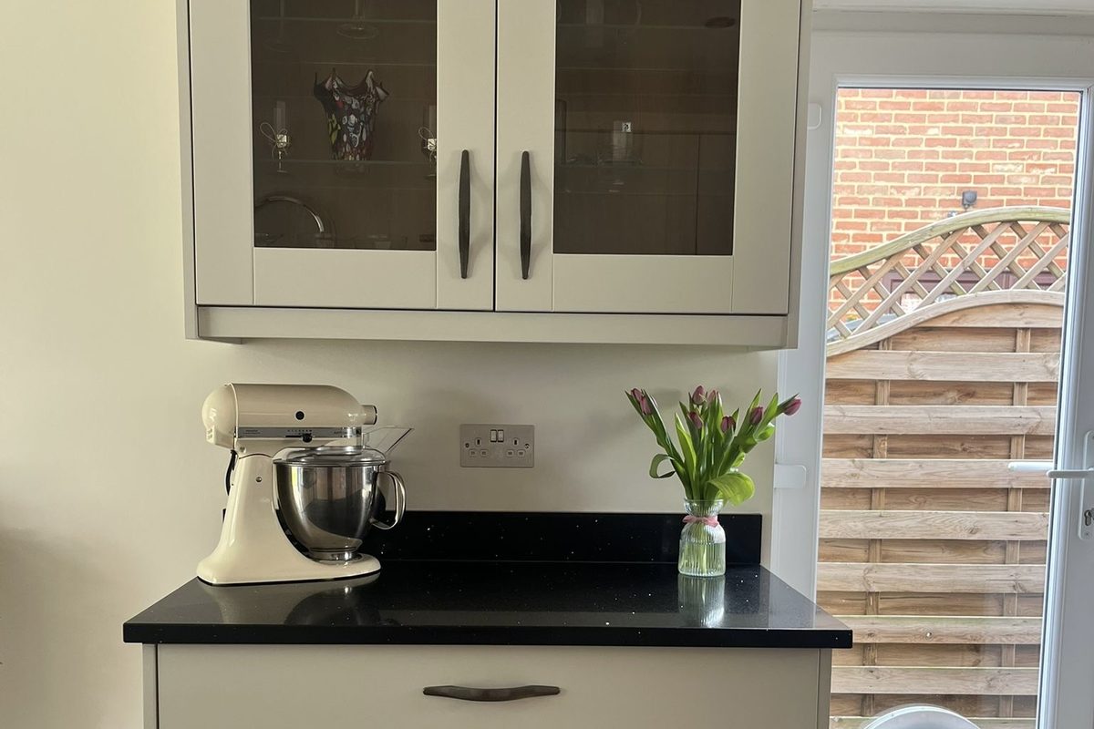 Clay matt shaker kitchen wrap