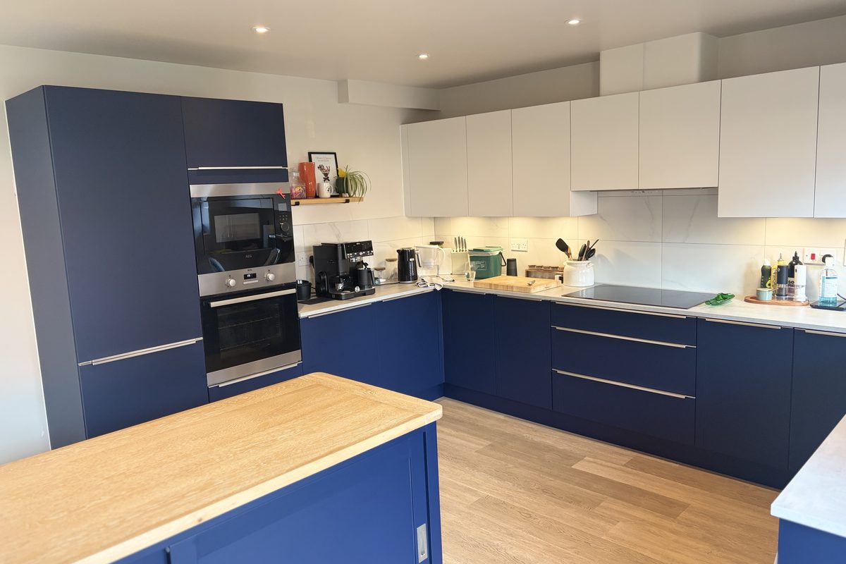 Navy blue kitchen wrap · Soham