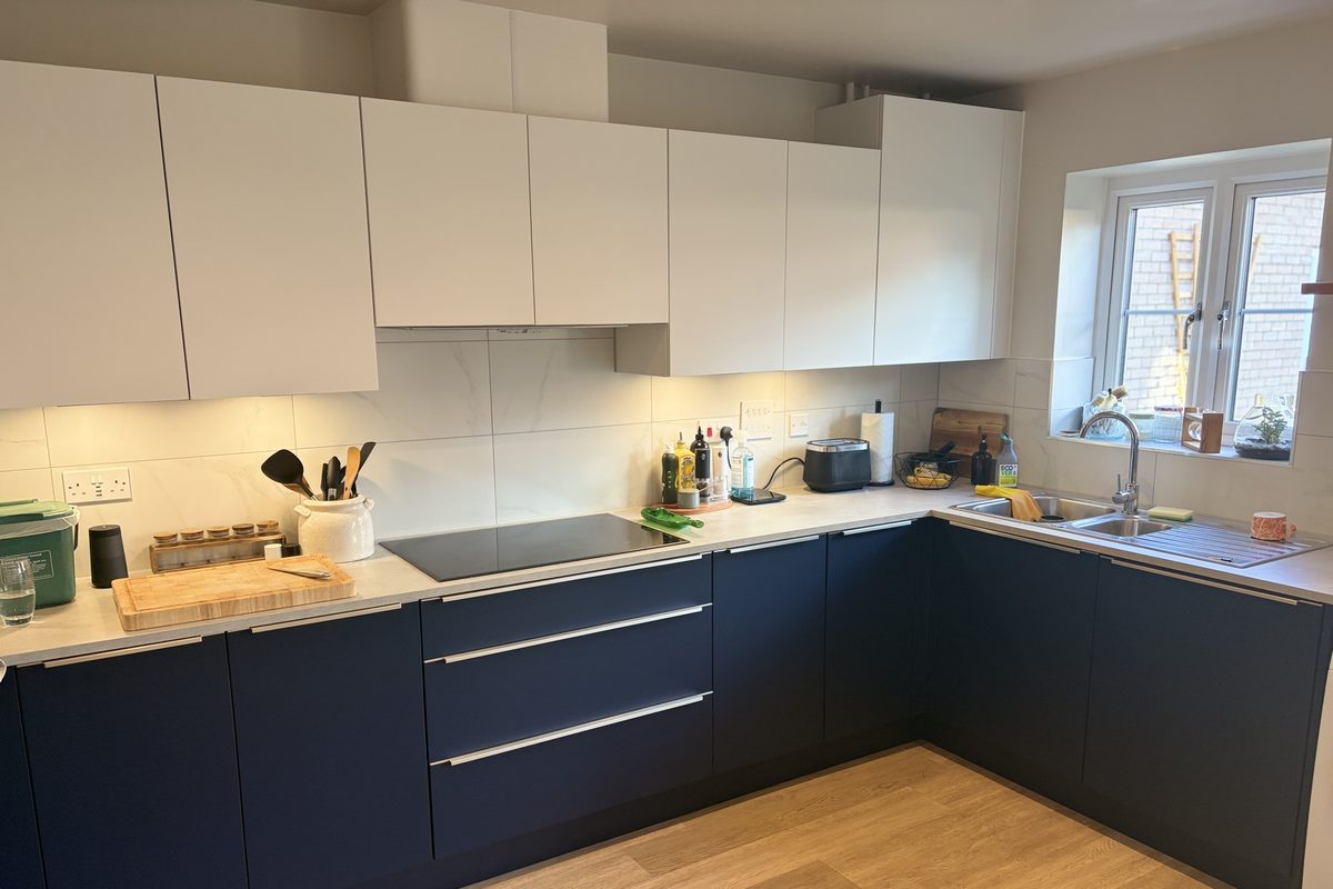 Navy blue kitchen wrap · Soham