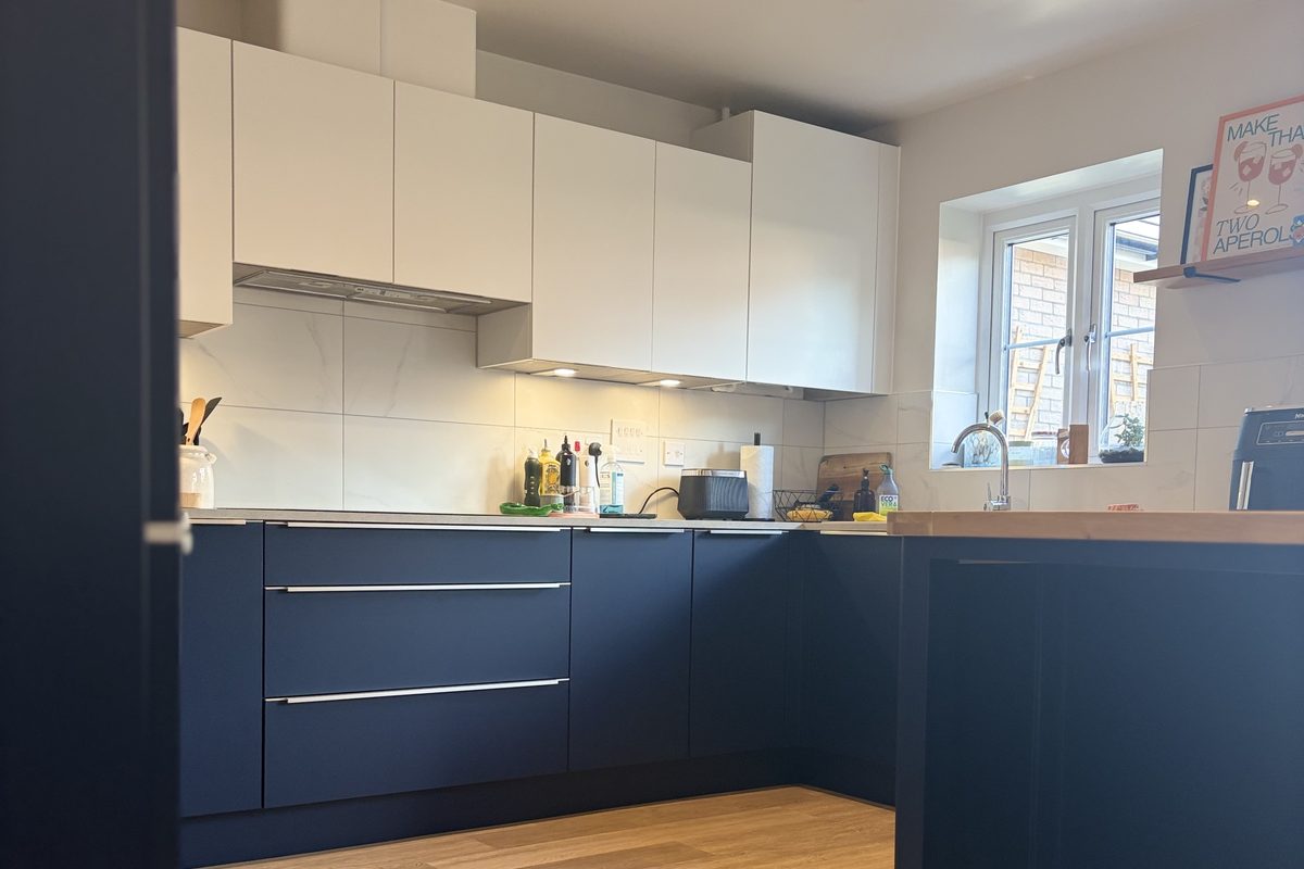 Navy blue kitchen wrap · Soham