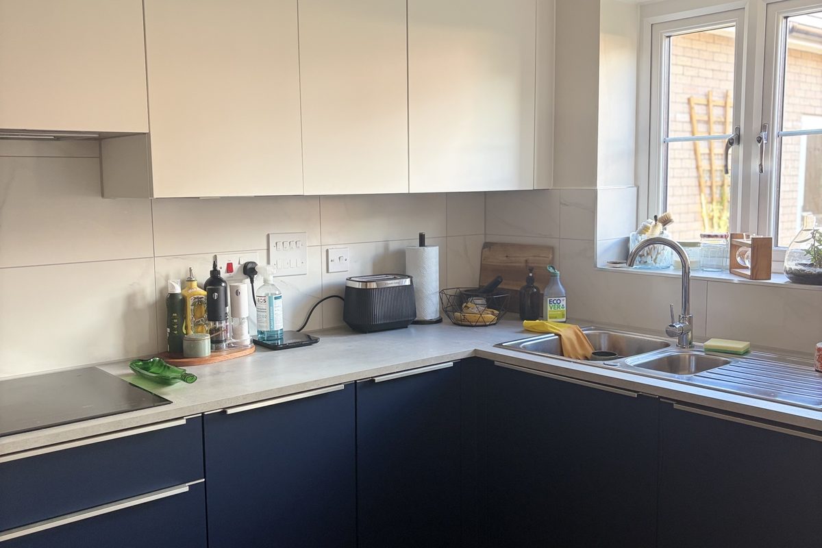 Navy blue kitchen wrap · Soham