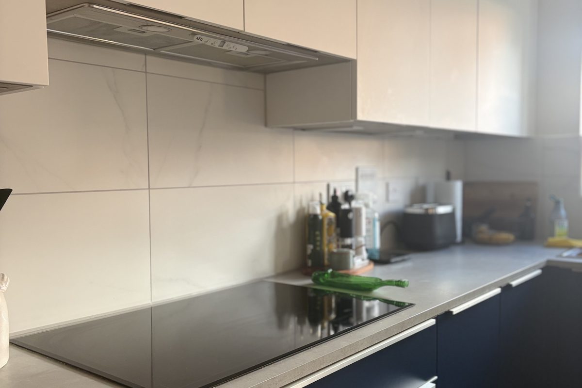 Navy blue kitchen wrap · Soham