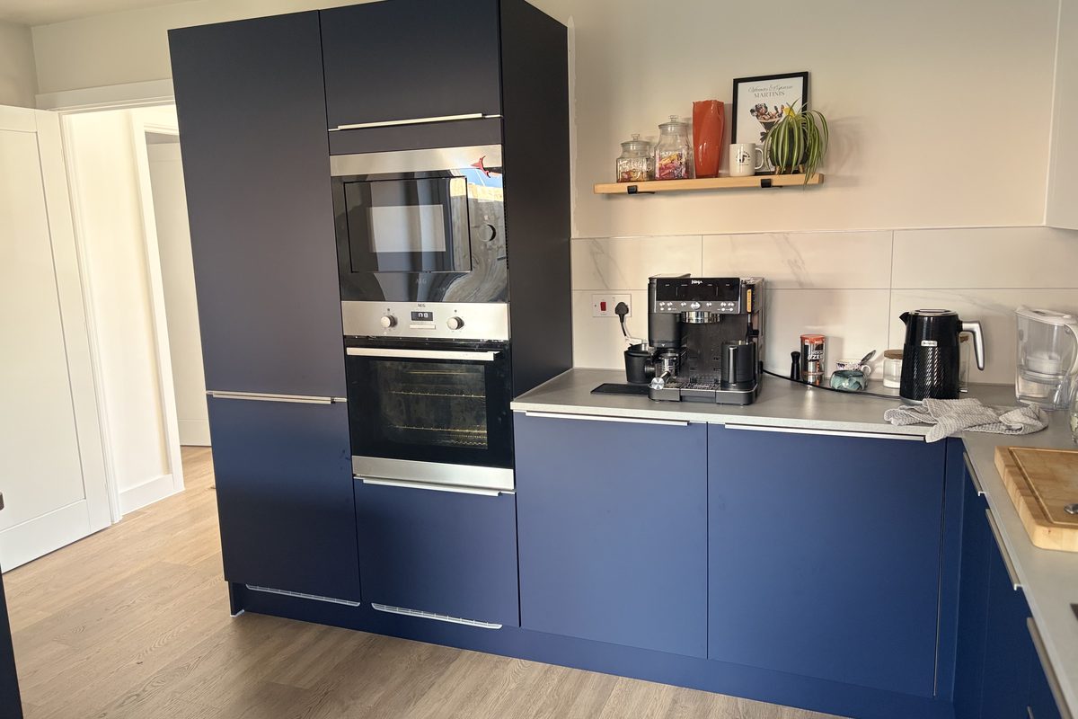 Navy blue kitchen wrap · Soham