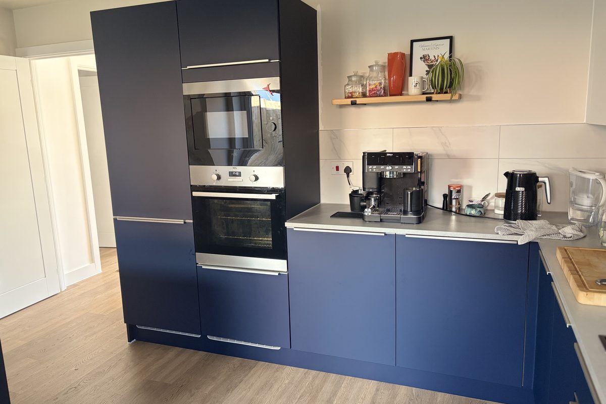 Navy blue kitchen wrap · Soham