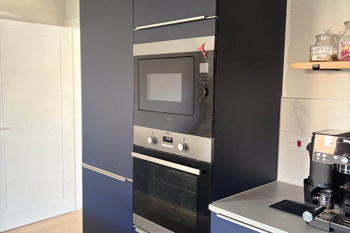 Navy blue kitchen wrap · Soham