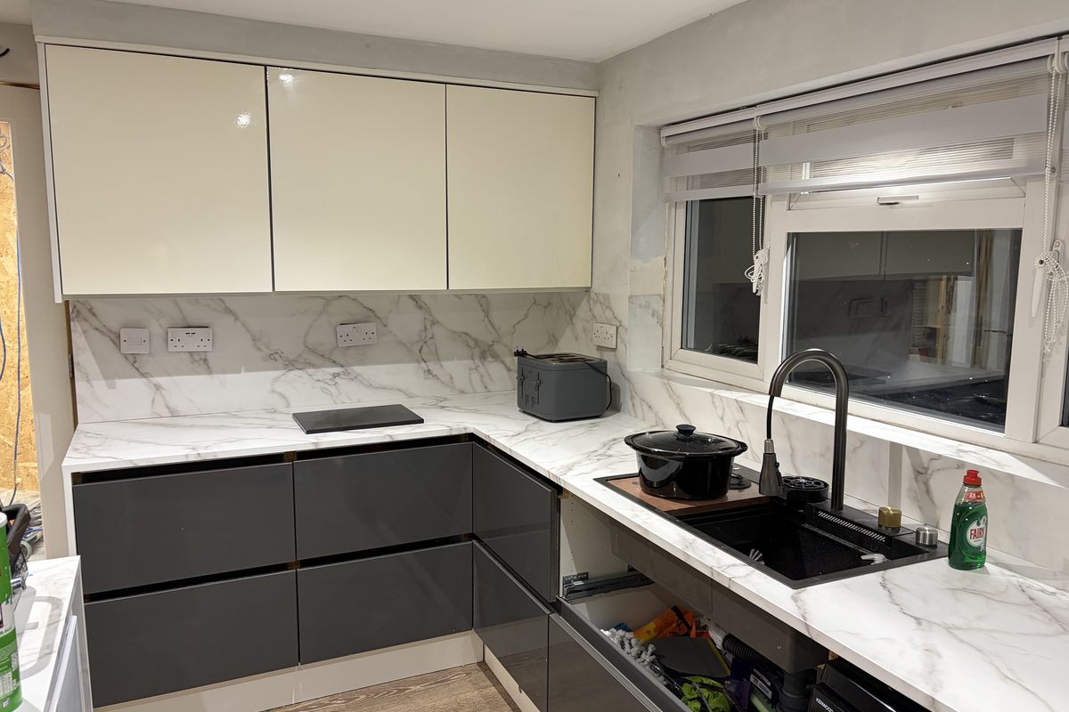 White marble kitchen wrap